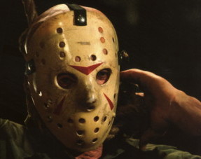 Jason ajustando a máscara de hóquei pela primeira vez