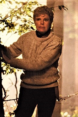 Betsy Palmer como Pamela Voorhees, de suéter, na floresta